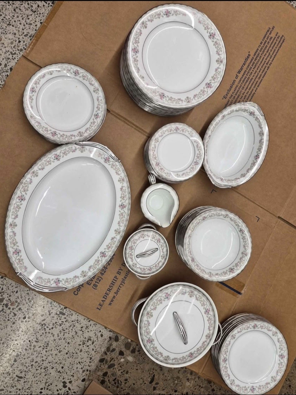A vintage porcelaine Noritake Edgewood (Pattern 5807) fine china dinner set